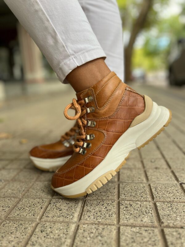 Botita zapatilla Helga cuero color suela