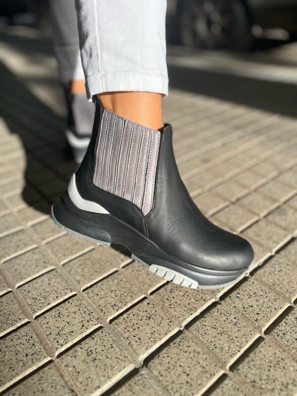 Botita Lena cuero color negro con gris