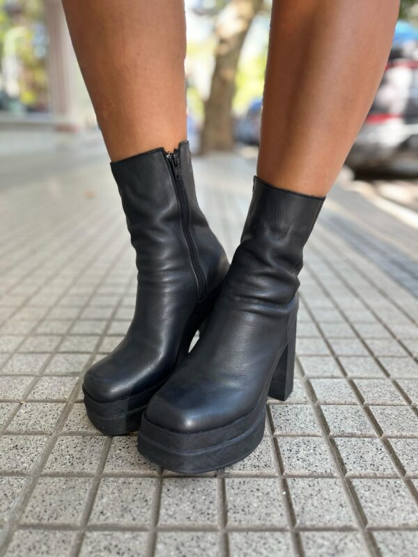 Botita 9030 Cuero color negro taco alto
