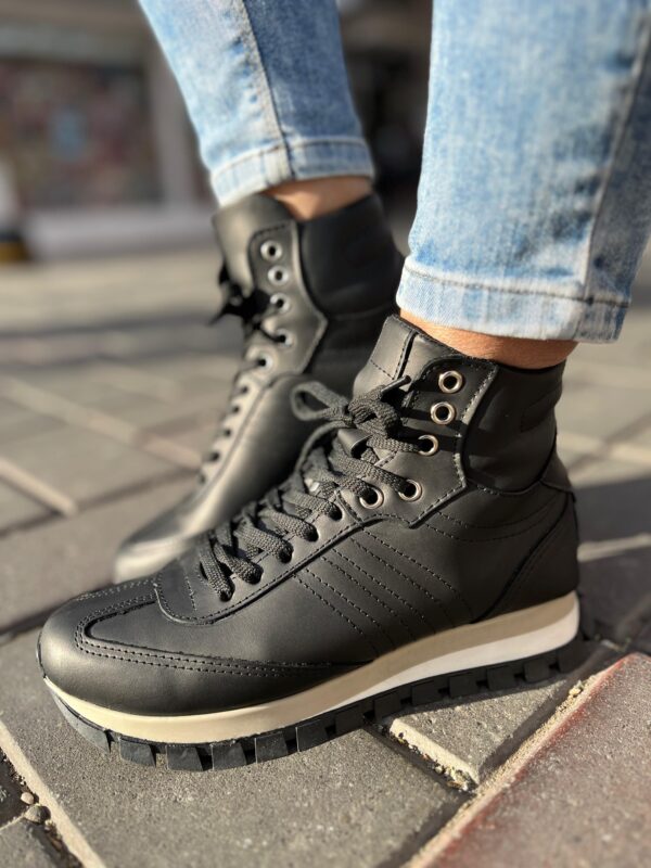 Zapatilla Botita Penny cuero color negro